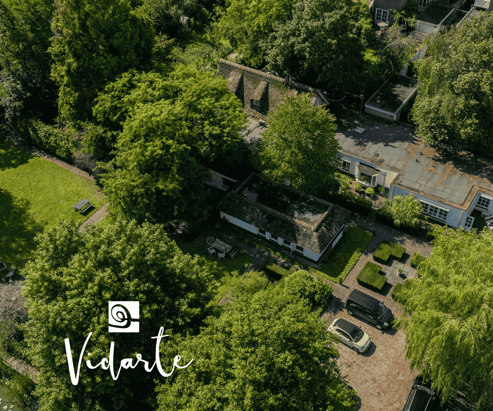 Villa Vidarte vanuit de lucht, verscholen in het groen
